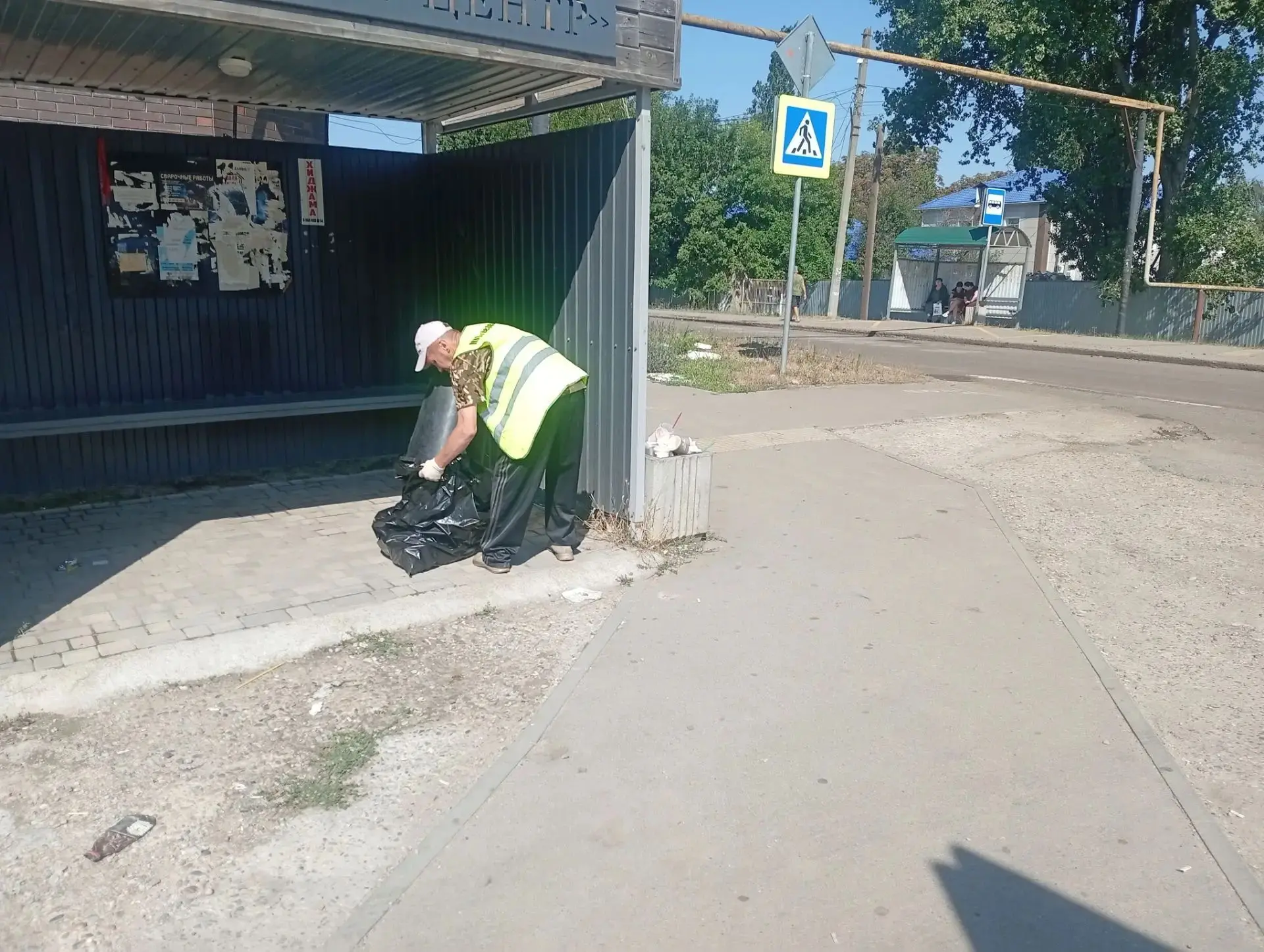 Ежедневно плановую уборку общественных мест в поселении ведут работники МАУ "Сервис" .