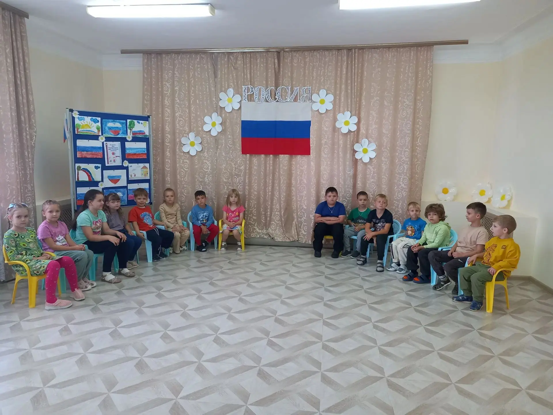 В рамках патриотической акции "День Государственного флага России", сегодня, в МБДОУ де...