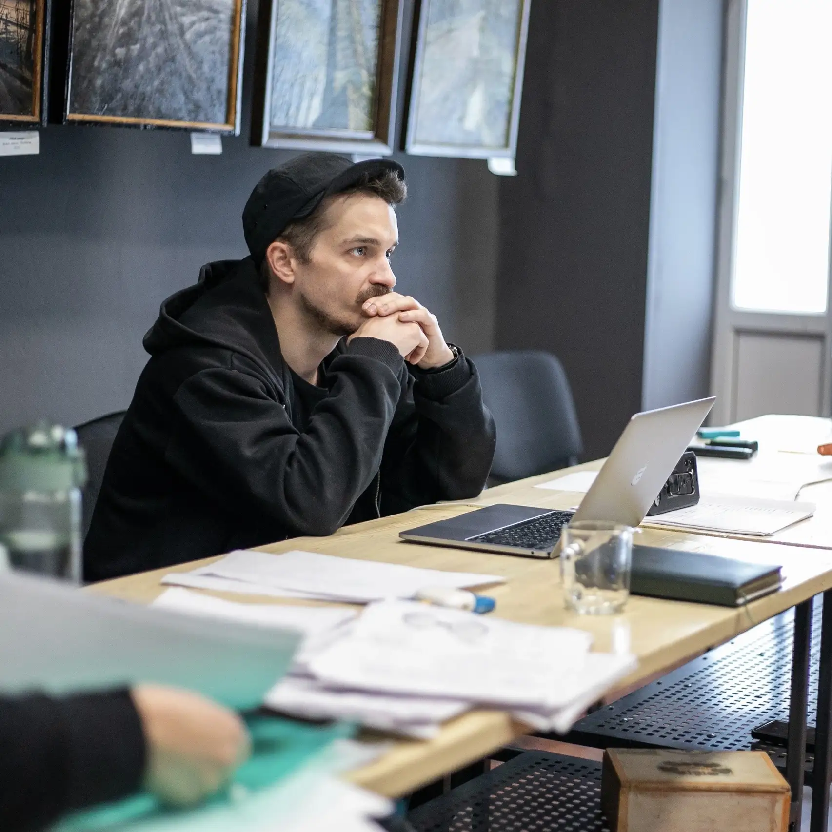 🎭 За кулисами кипит работа! 

В театре идут репетиции 
спектакля по пьесе Николая Васильевича Гогол