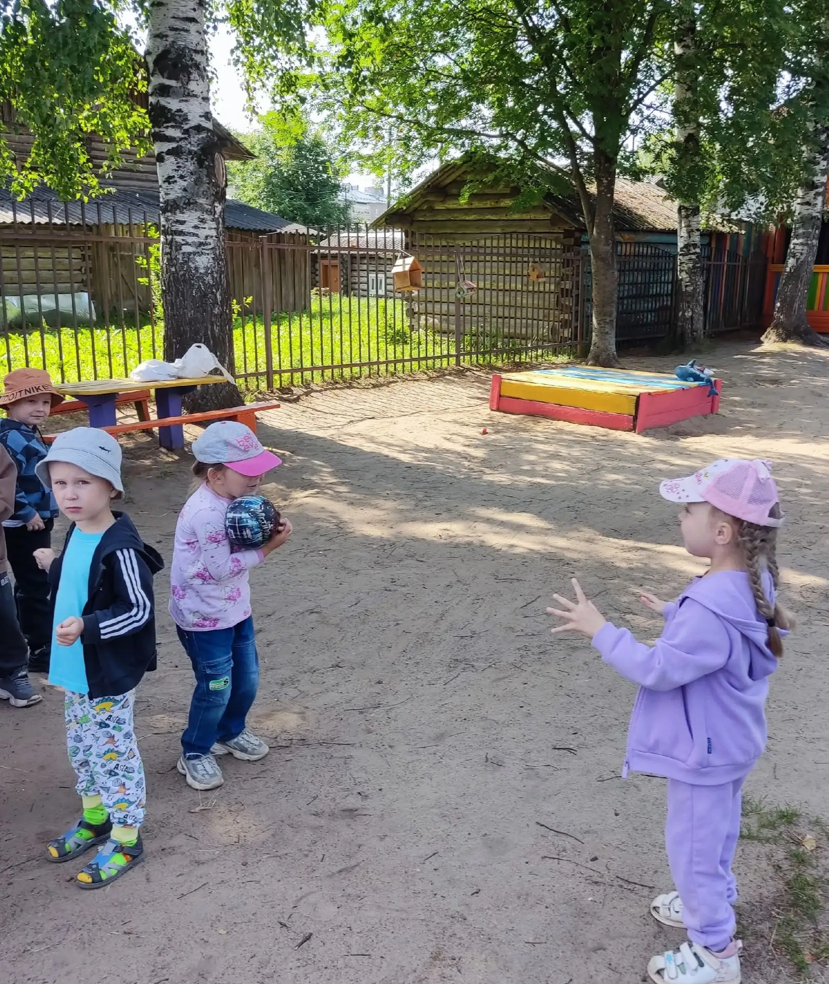 «А давайте заглянем на нашу прогулку!»

💪Эта неделя в саду была объявлена Неделей спорта, и  старши