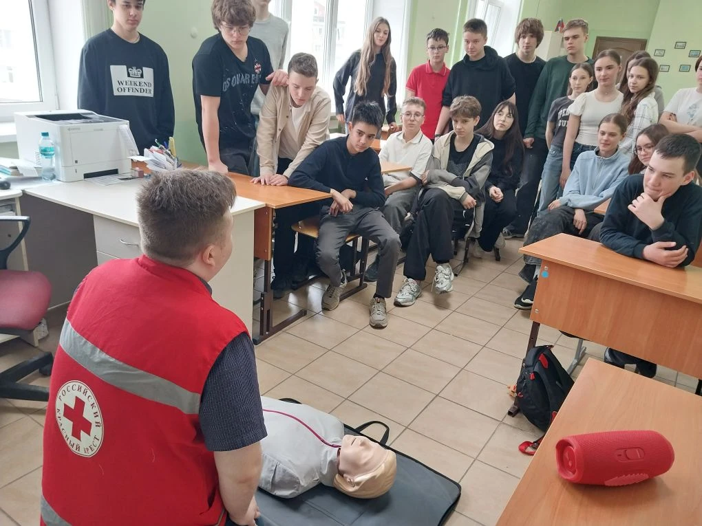 Во всемирный день здоровья в гости к ученикам нащей школы пришли сотрудники Красного кр...