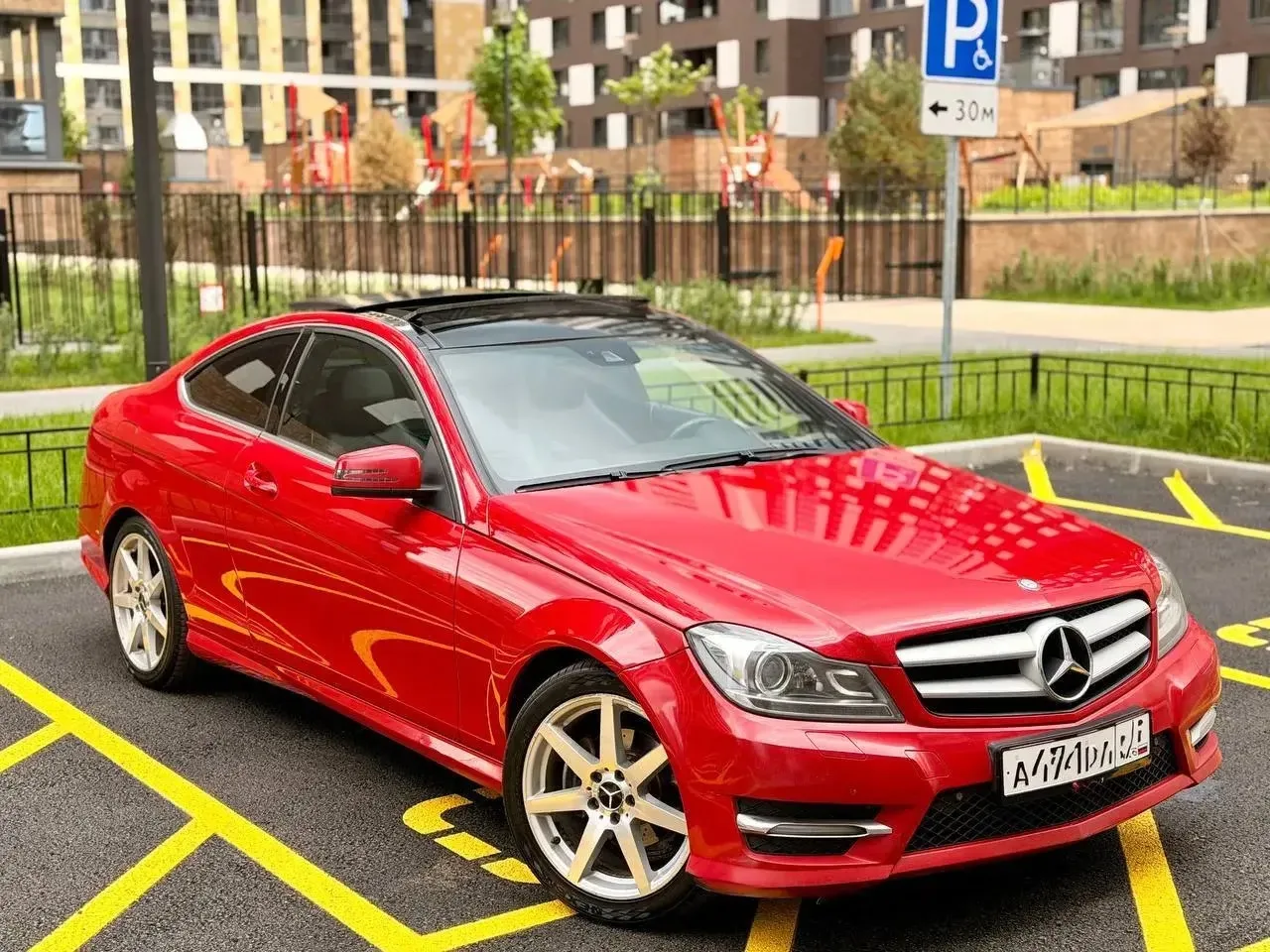 Наименование: Mercedes C-Class W204  

Описание:  
- Год выпуска: 2012  
- Двигатель: 1.6 (156 л.с.)