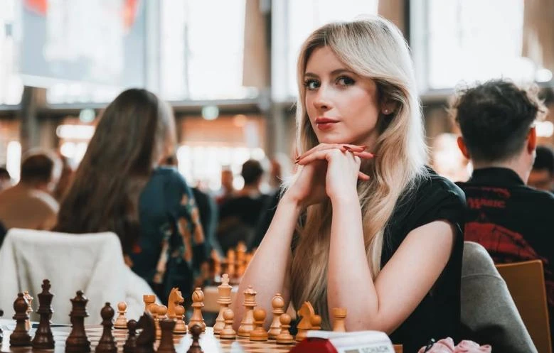 🤯 «Наркотики в шахматных фигурах»: стримершу дважды задержали из-за сообщений "сталкера"