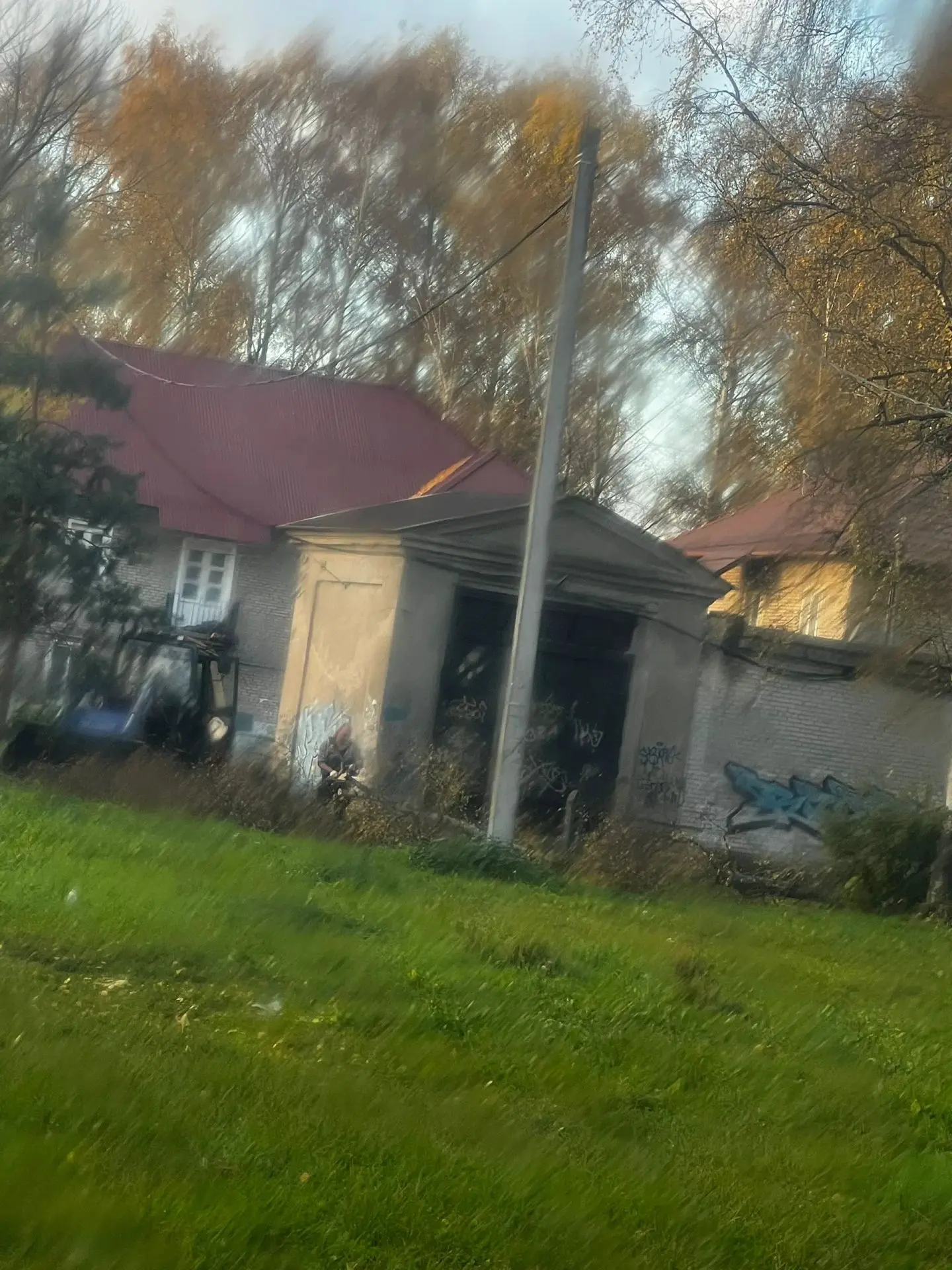 На советской 26 и 22 почти сутки нет света ,дерево упало в районе 15 часов 06.10 убират...