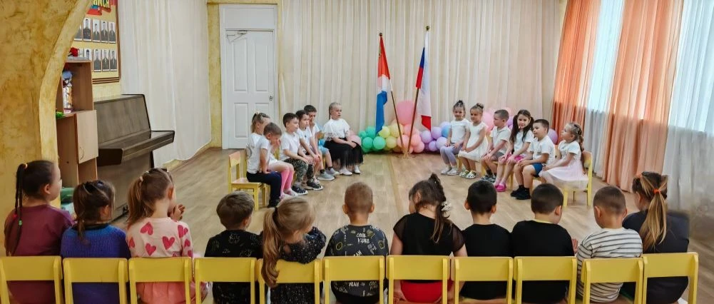 В преддверии Дня России провели у нас настоящий праздник — «Караоке-час: песни о России». Дети пели 