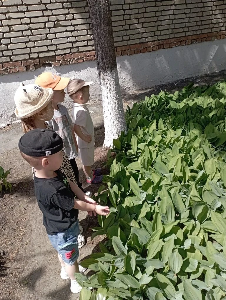 С детьми младшей группы в детском саду прошел тематический день "Родился ландыш в майск...