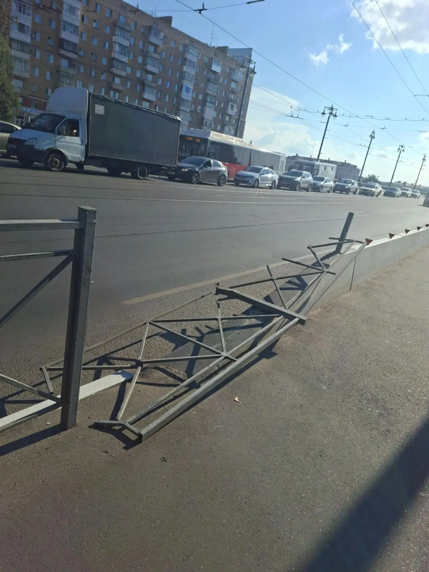 😄 Бесполезный серый Заборчик у Красного моста решил отдохнуть