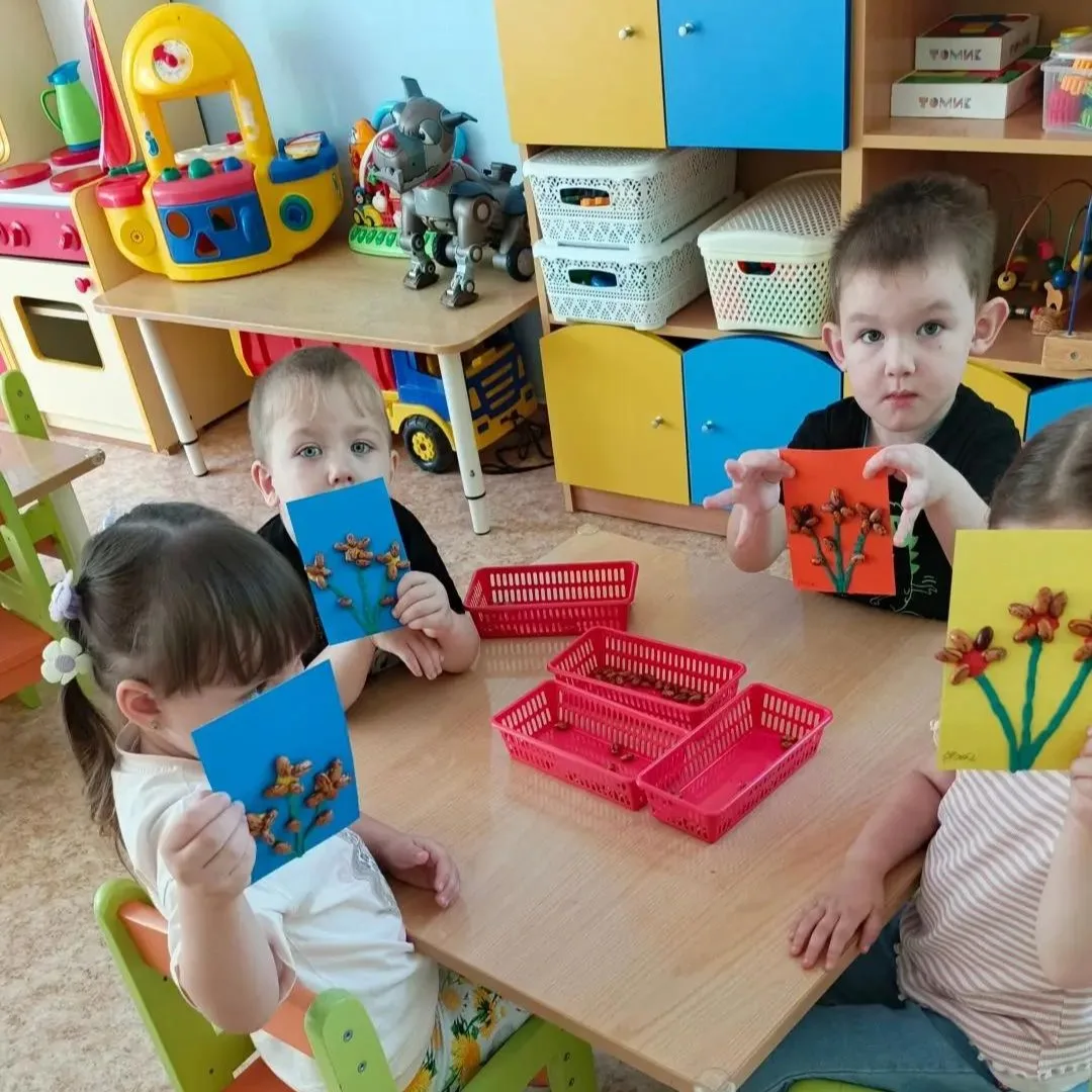 Сегодня наши малыши доказали, что для создания красоты не нужны сложные материалы. Всего лишь пласти