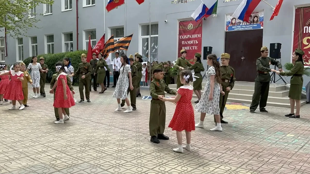 Связь поколений: в нашей школе прошёл Парад Победы 🕊️  Сегодня в нашей школе состоялось трогательное