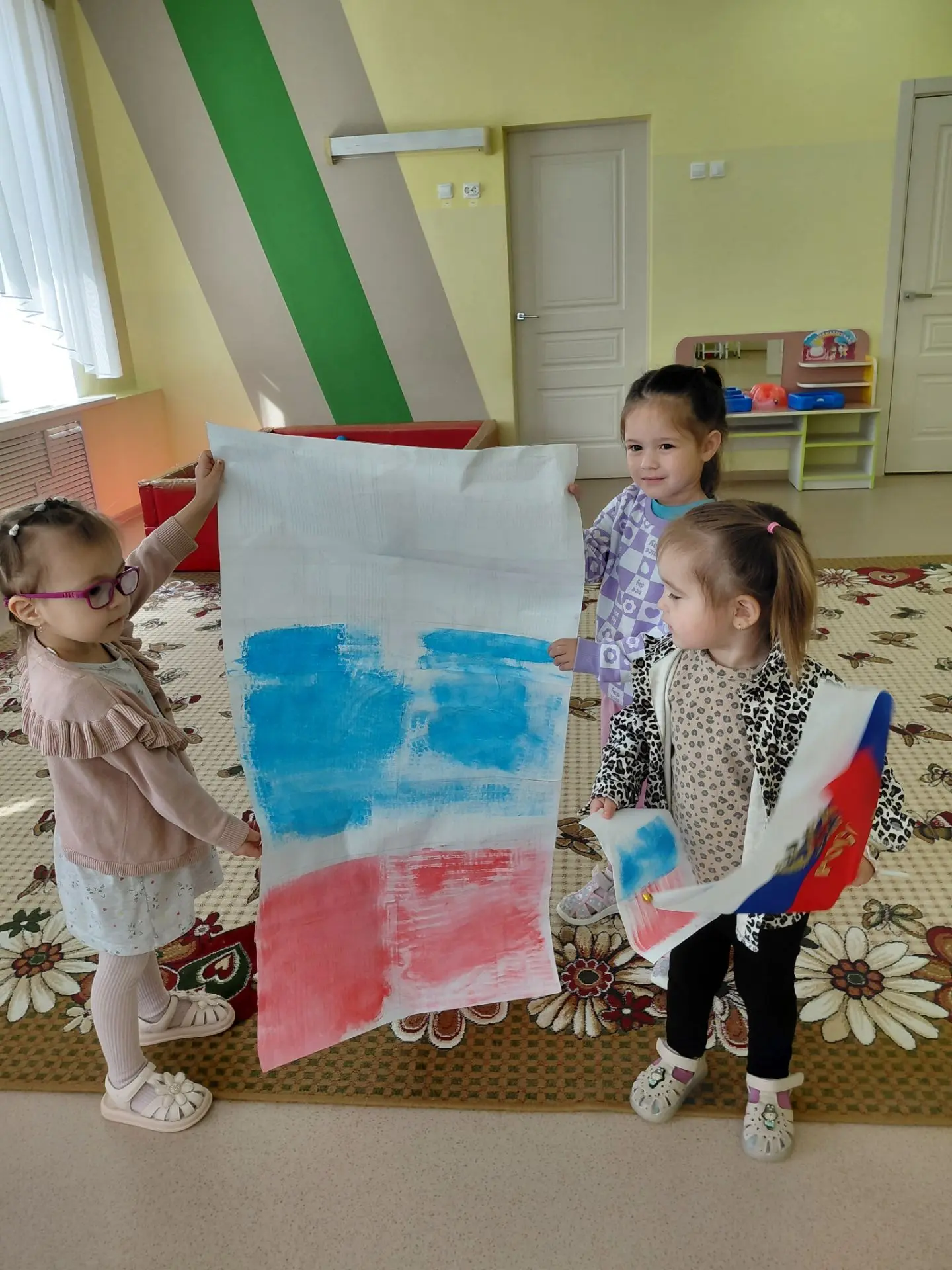 ☀️Сегодня малыши с энтузиазмом рисовали флаг России, используя нетрадиционную технику. ...