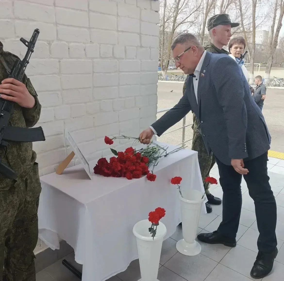 …Когда Отечество в беде,  Приходят ему на помощь сыновья, Всем сердцем землю Отчую любя, Порою в пра