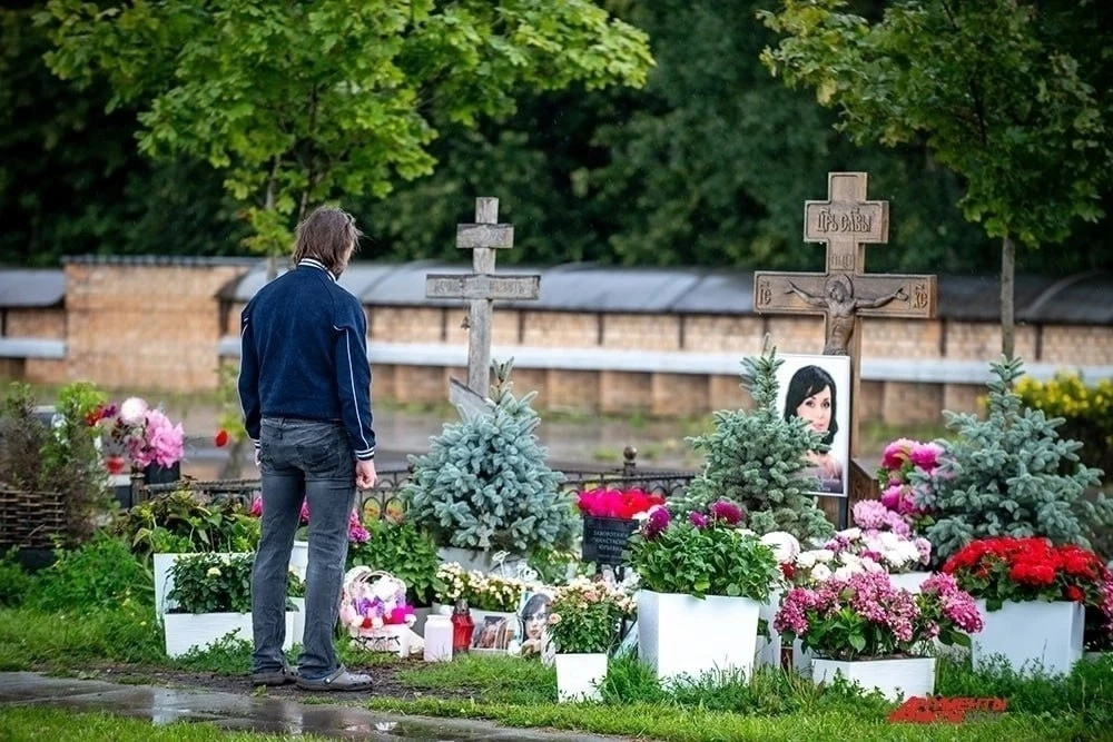 Петра Чернышева сфотографировали на могиле Анастасии Заворотнюк    "Прекрасная няня" ушла из жизни 2
