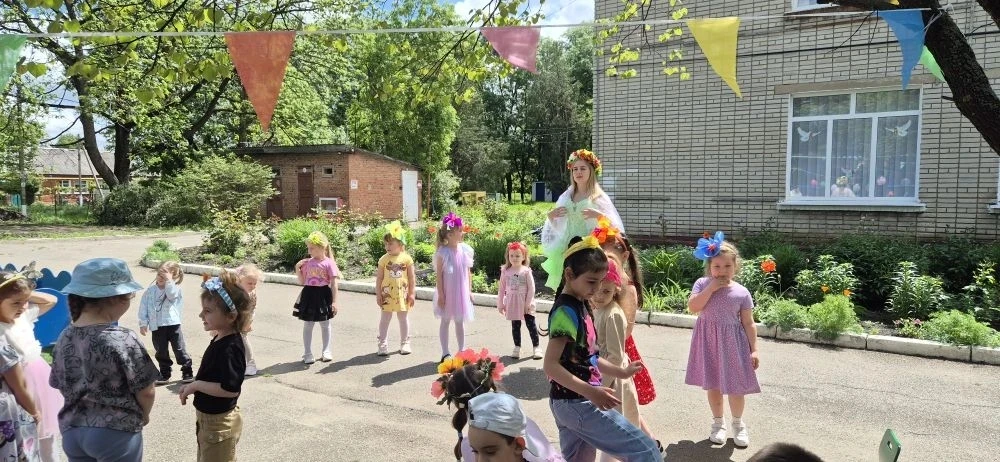 Праздник весны 🌿  Главная цель праздника весны в детском саду — создание радостной атм...