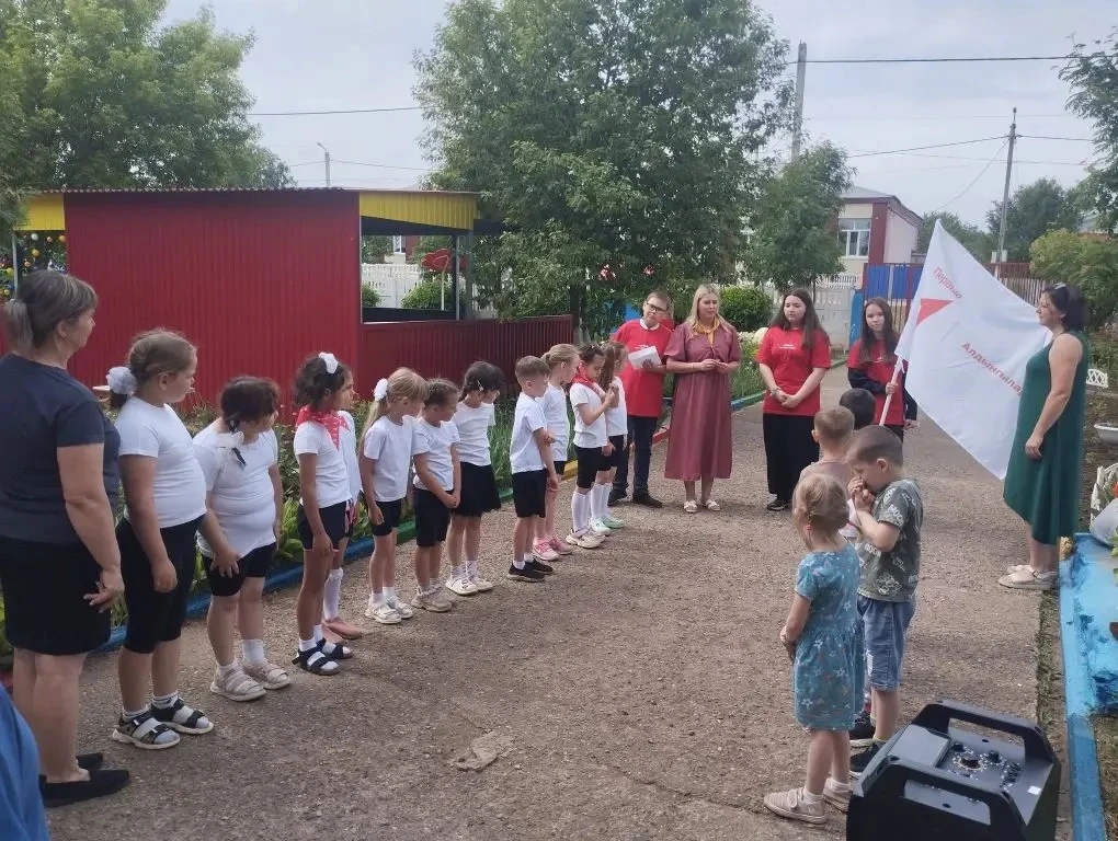 «Флаг в надёжные руки: передача символов "Движения первых" в детском саду»
