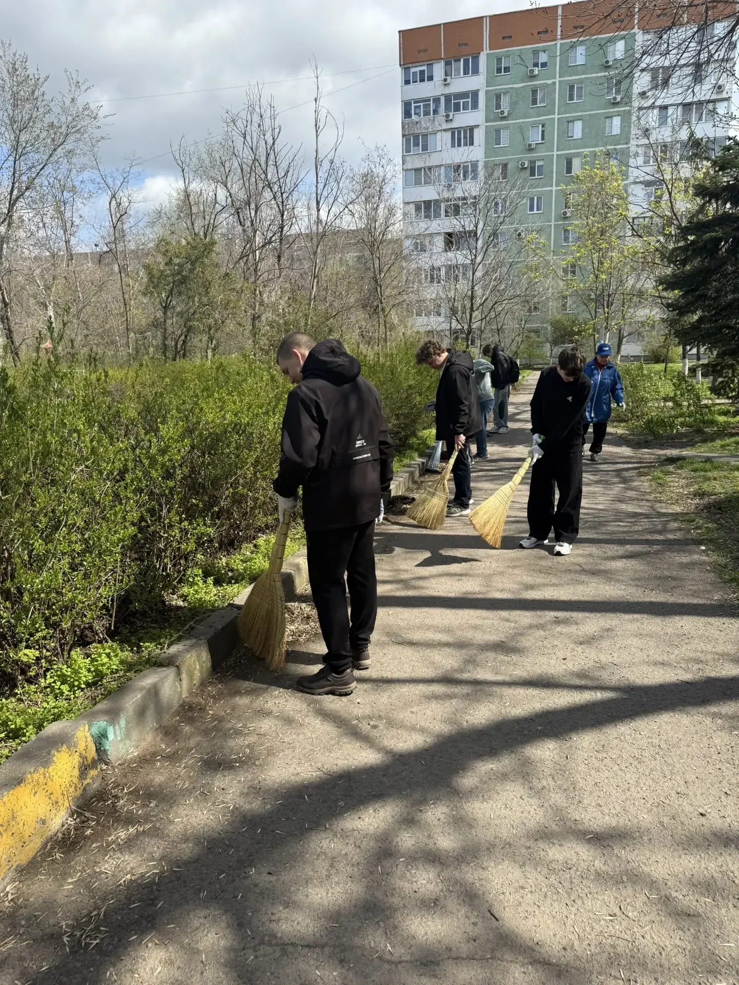 15 апреля в 13 округе прошел субботник. Учащиеся 10А класса по сложившейся традиции в порядок привод