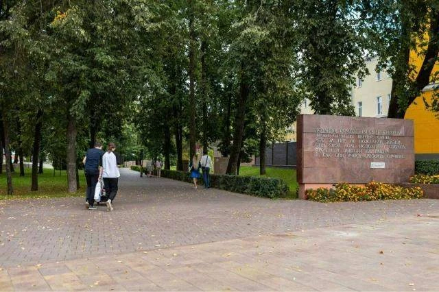 В Сквере Памяти Героев начали обновлять мемориальную стену