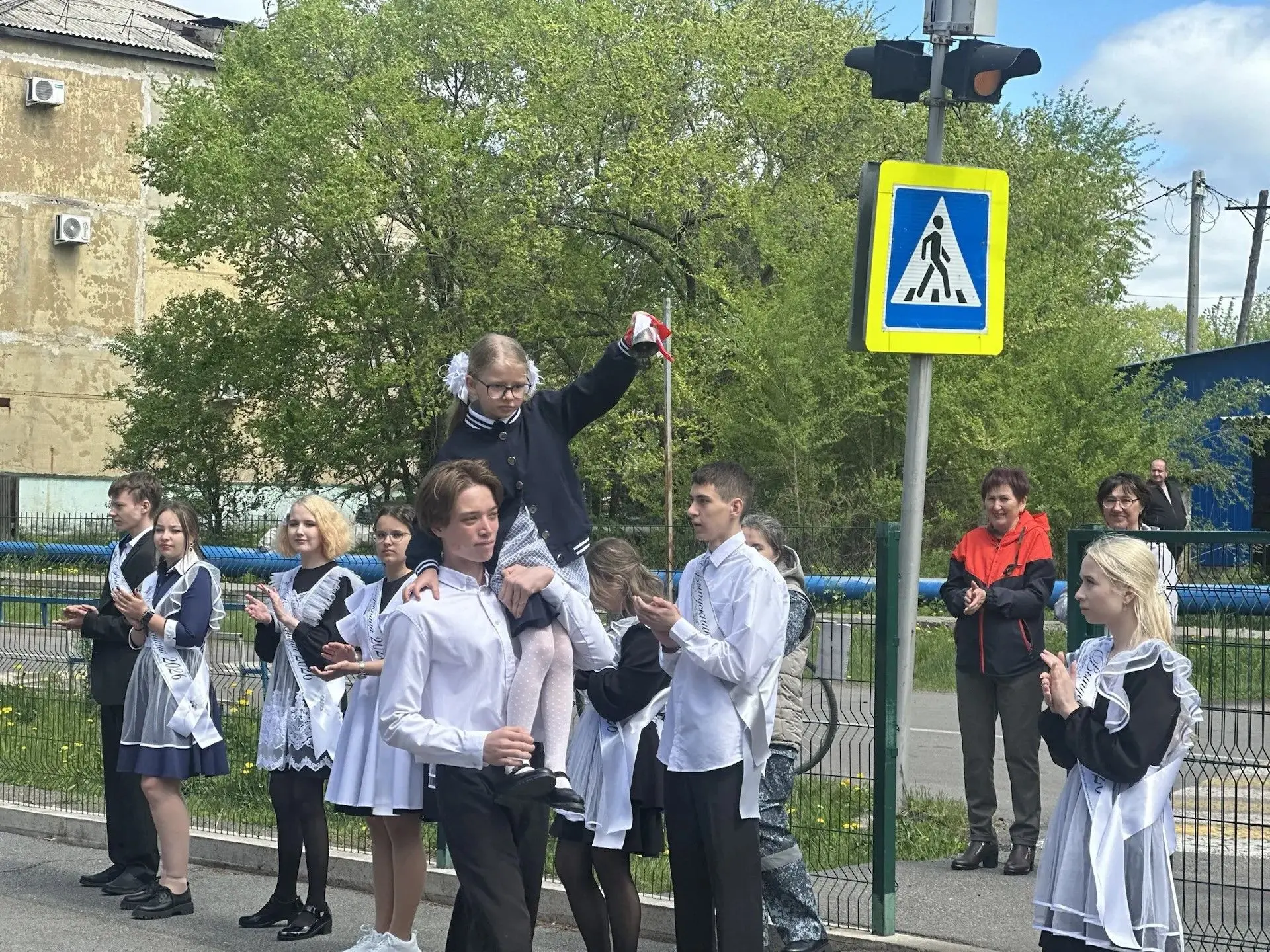 Для учеников 9 и 11 классов прозвенел последний звонок!
