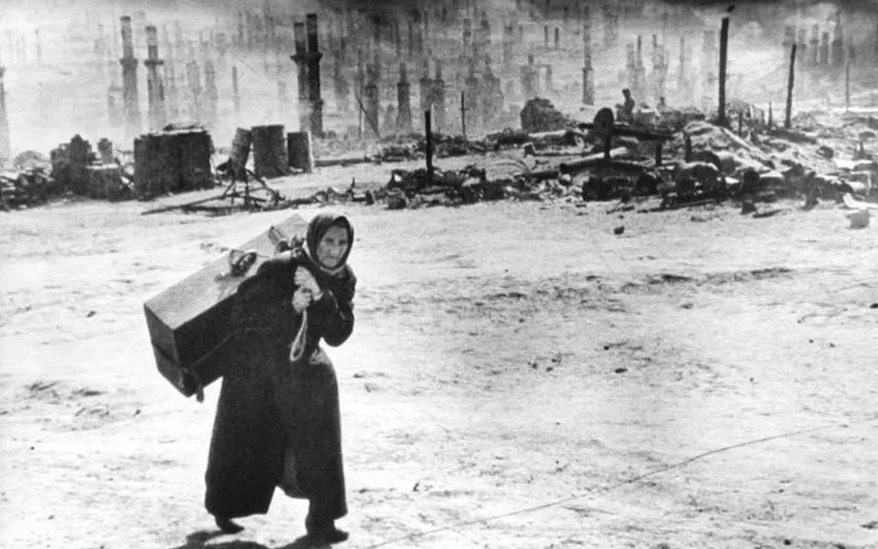 Мурманск 1942
Фотограф: Евгений Халдей
«Что же ты, сынок, фотографируешь мое горе, наше несчастье? В