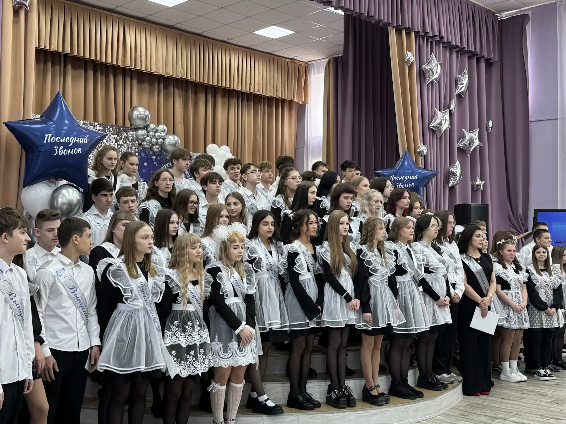 Последний звонок — 9 классы!  Сегодня в нашей гимназии прозвенел последний звонок для учеников 9-х к