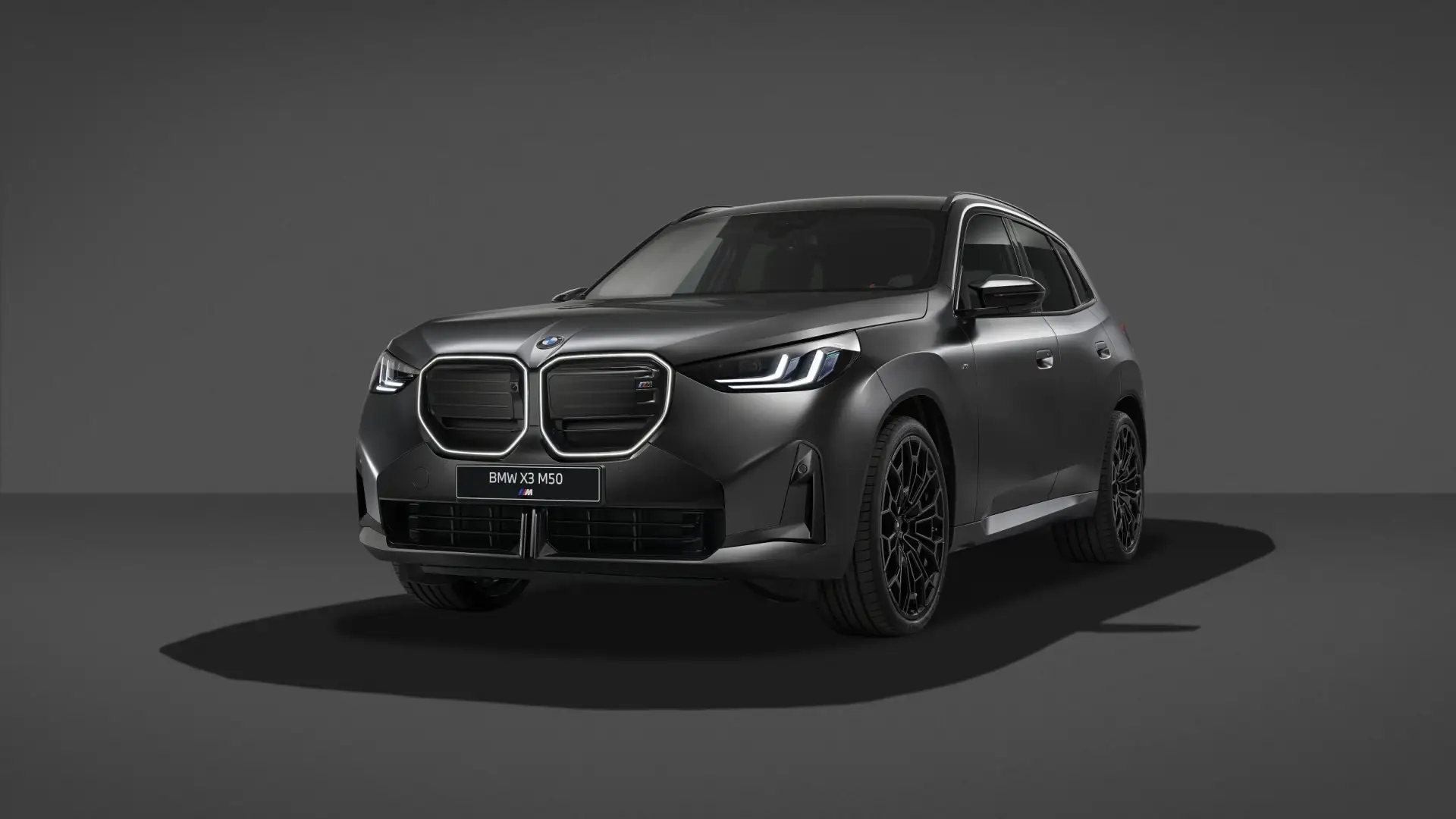 Черный декор продает машины лучше хрома - BMW выкатила ультратемную версию кроссовера X...