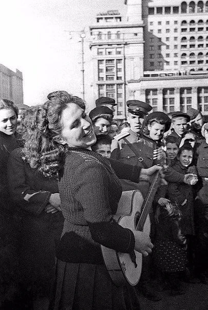 В ночь на 9 мая 1945 года люди не спали. В 2 часа ночи по радио объявили, что будет передано важное 