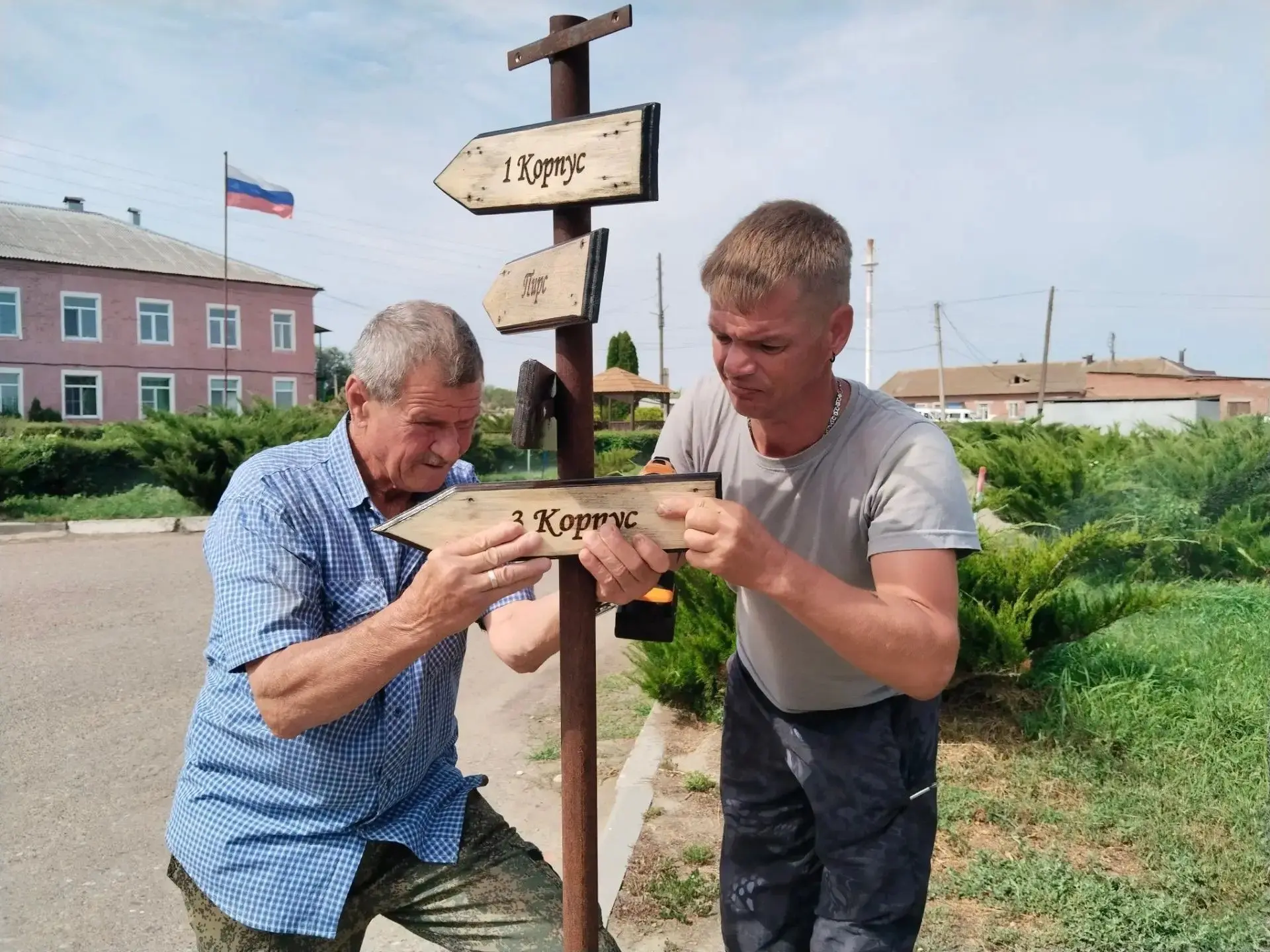 От стен к аллеям: как жители Волго-Каспийского дома - интерната вышли на улицу со своим творчеством.