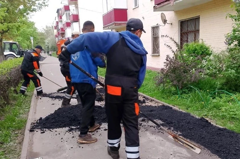 Сегодня, 13 мая, сотрудники предприятия «Автобытдор» провели ямочный ремонт по следующим адресам:  Б