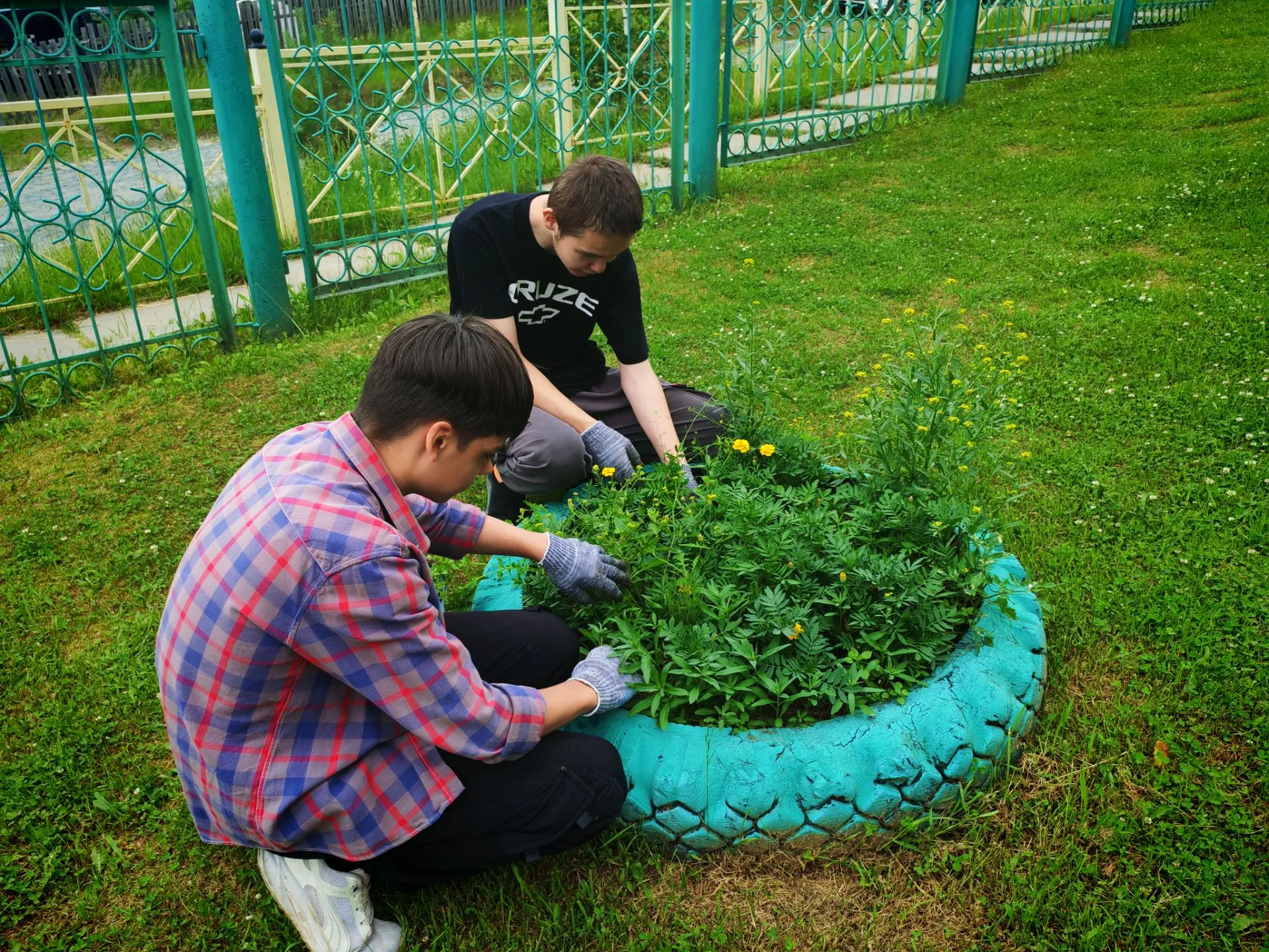 🌳 Трудовой десант и яркие впечатления: как проходят трудовые будни у наших отрядов ЛТО и МТО!

На э