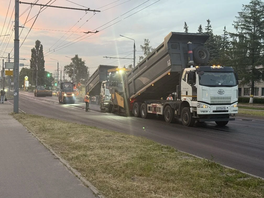 В Брянске накануне приступили к укладке верхнего слоя асфальтобетонного покрытия на улице Литейной. 
