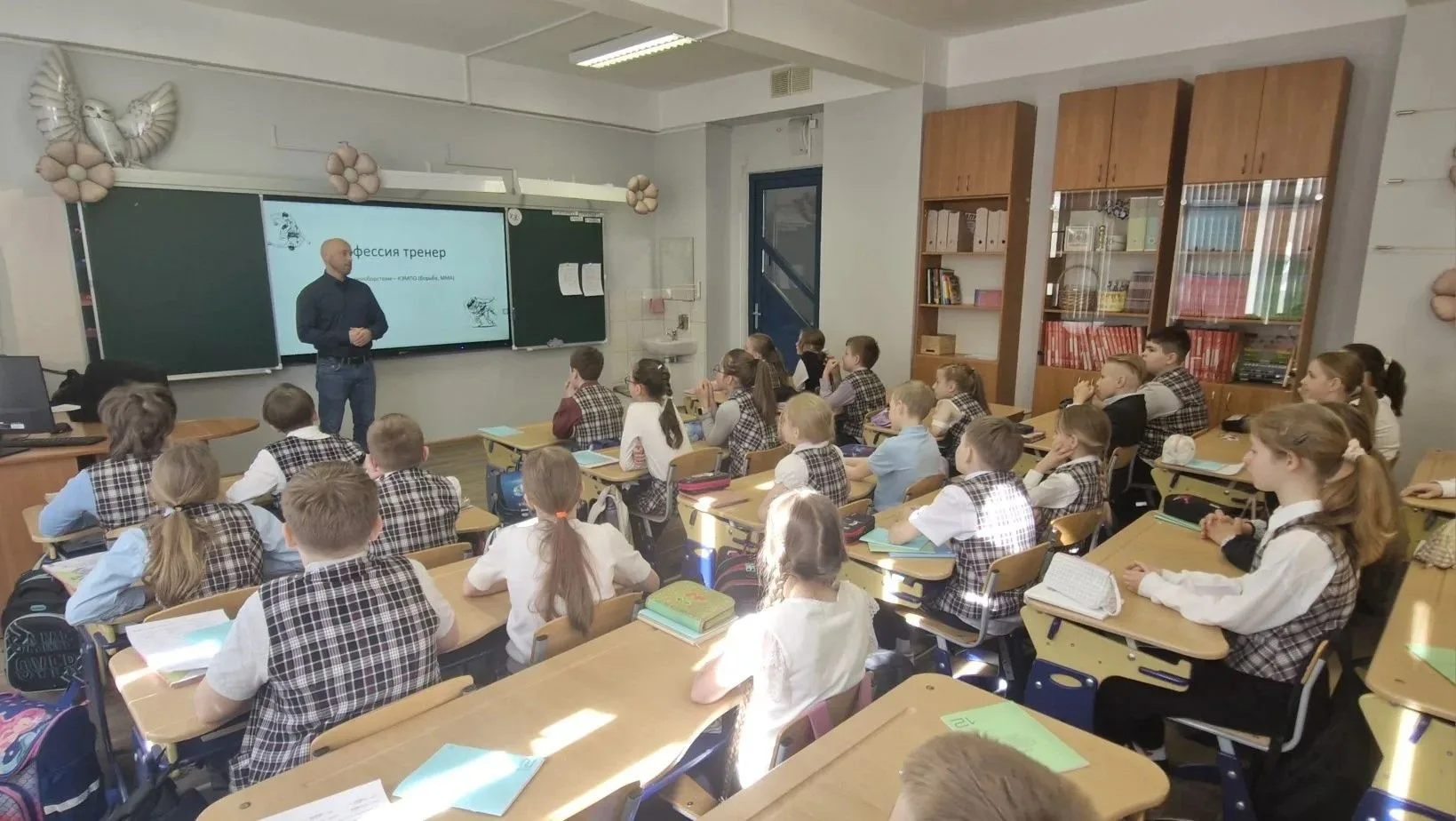 🥋Вчера в 4 «В» классе прошло занятие по профориентации, которое провёл Лайминг Александр.