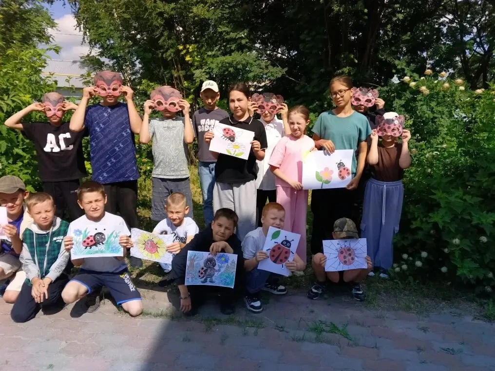 🐞 Всем привет из нашего солнечного лагеря “Алые паруса” ! Сегодня у нас необычный день — ДЕНЬ БОЖЬИ