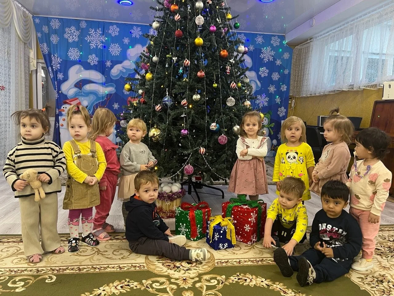 В детском саду малыши попрощались с елочкой, и это было целое представление! Не просто ...