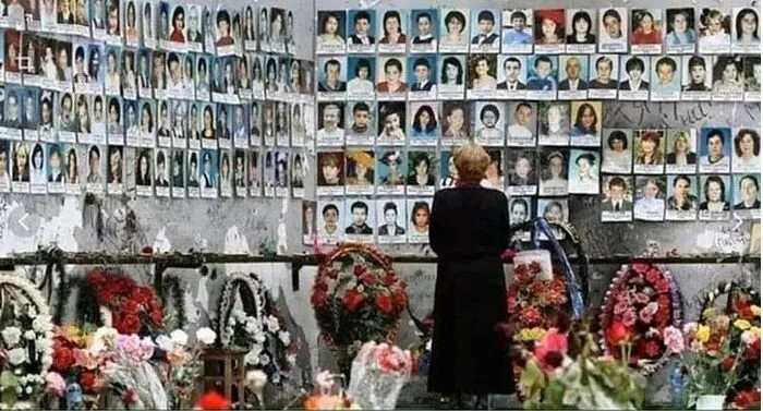 🫡 1 сентября 2004 года в школе № 1 города Беслан, Северная Осетия, во время торжествен...