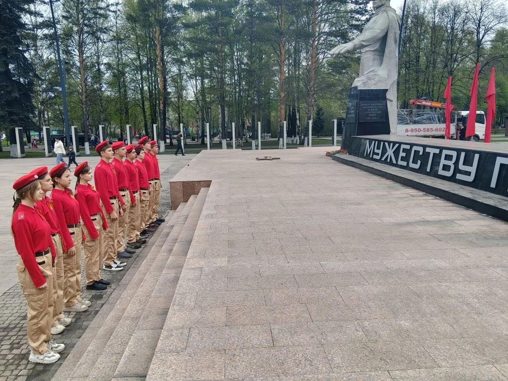🇷🇺Этих дней не смолкнет  слава.. 🇷🇺 8 мая учащиеся школы приняли участие в церемонии возложения живы