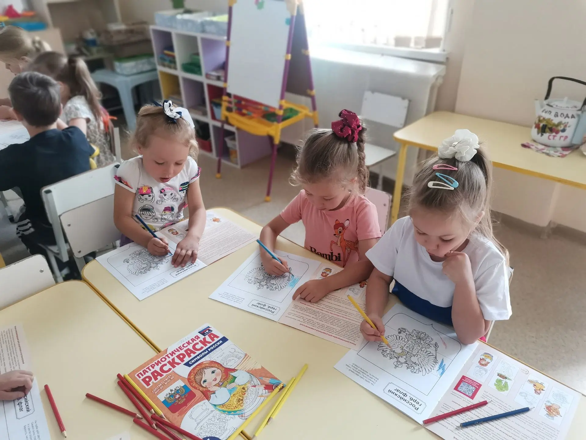Три цвета у флага родного,