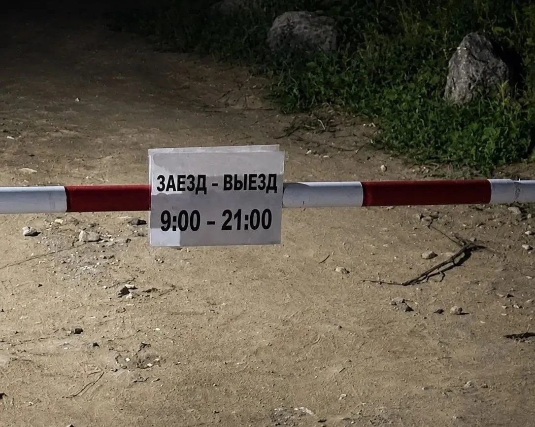 Платное посещение пляжа в районе бухты Лашкевича в Находке вызвало вопросы у отдыхающих. Две части о