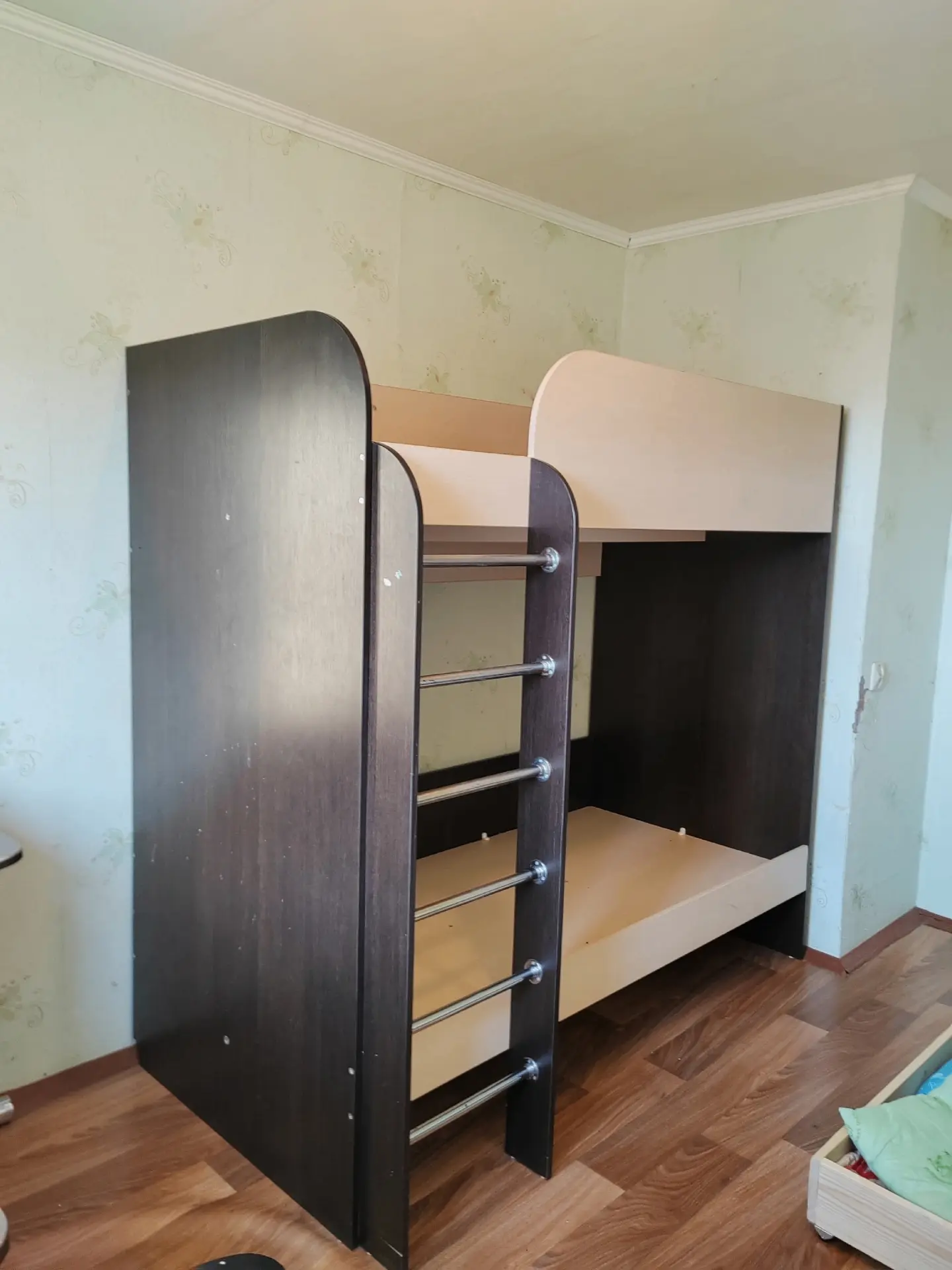 Продаем уютную двухъярусную кровать с лестницей и бортиком.