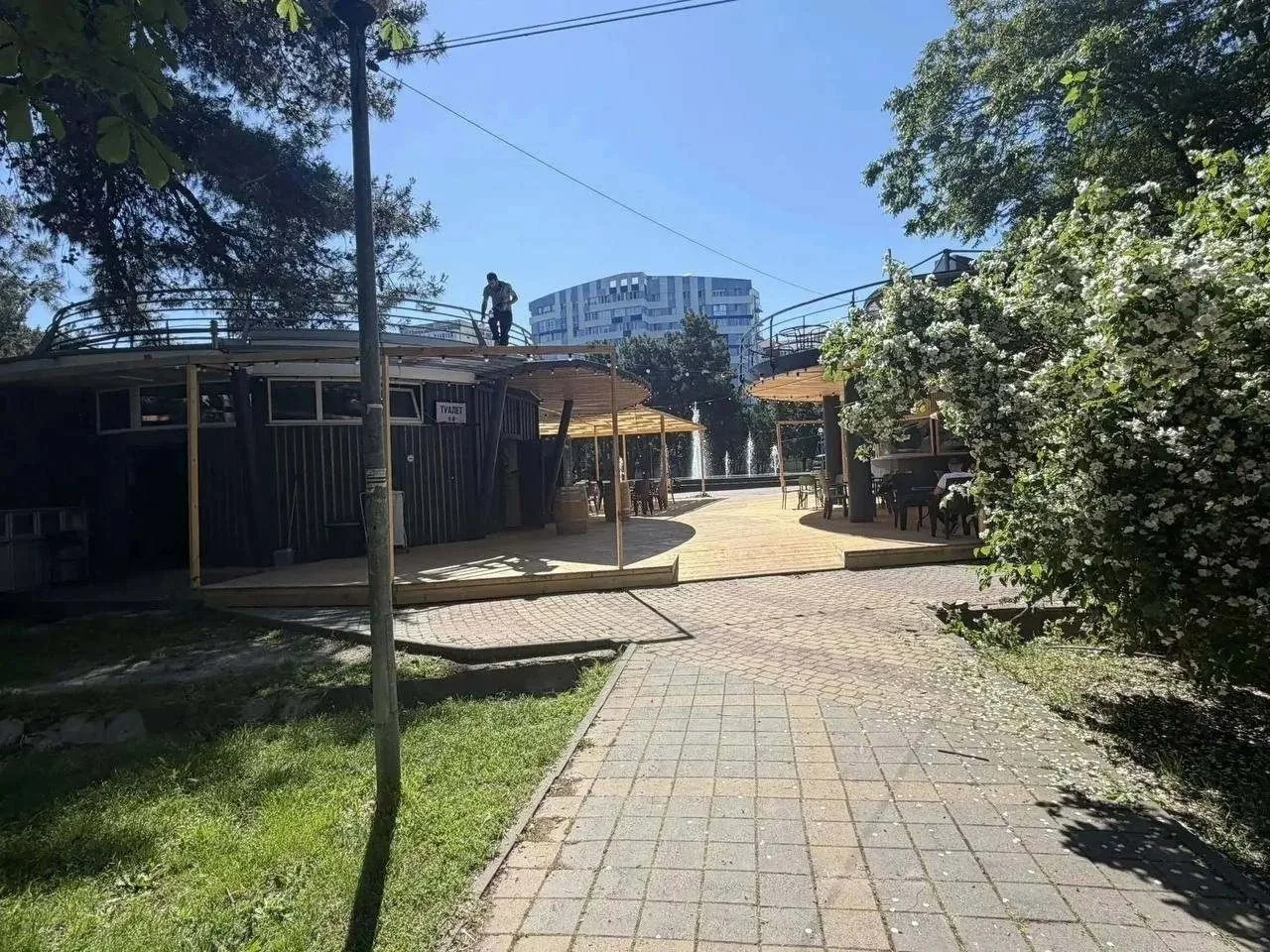 ❗️ В Анапе начали сносить незаконные пристройки к кафе на Крепостной