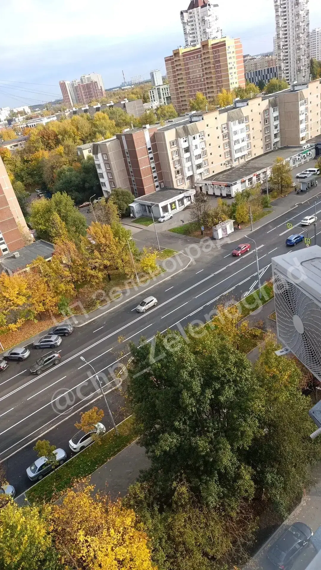 Новая разметка на Каменке: запрещен поворот между к. 1522 и поликлиникой. Нельзя поверн...