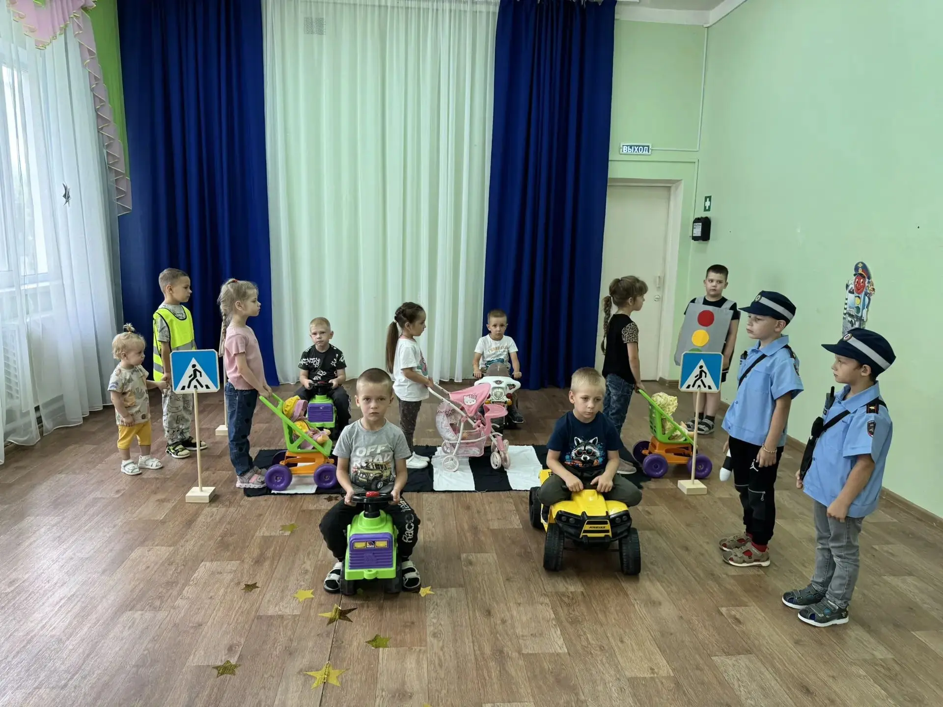 🚦🎉 Единый день безопасности в детском саду: безопасность на дороге! 🎉🚦
Сегодня  прошел познавате