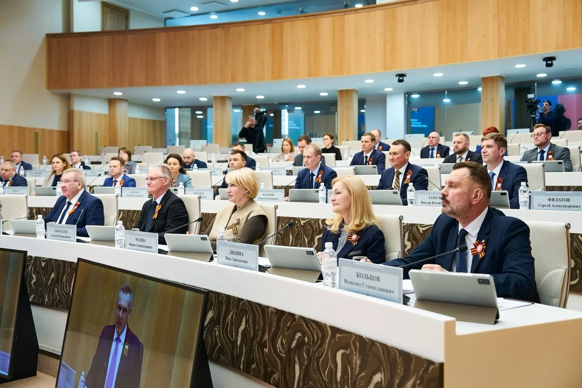 🗞️ Итоги заседания Правительства Югры  На заседании приняты важные решения:  1️⃣ Дети‑сироты и приём