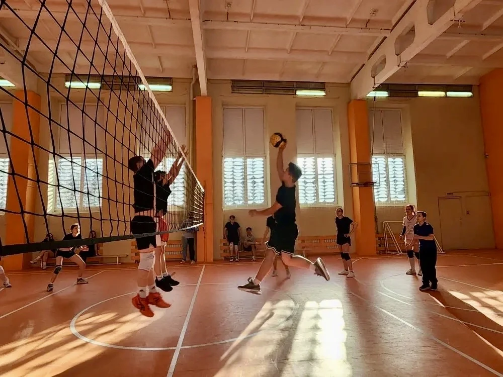 🏐 Товарищеский матч: мастерство, азарт и командный дух 🏐 в Гимназии №24!  Вчера в стенах нашей гимна