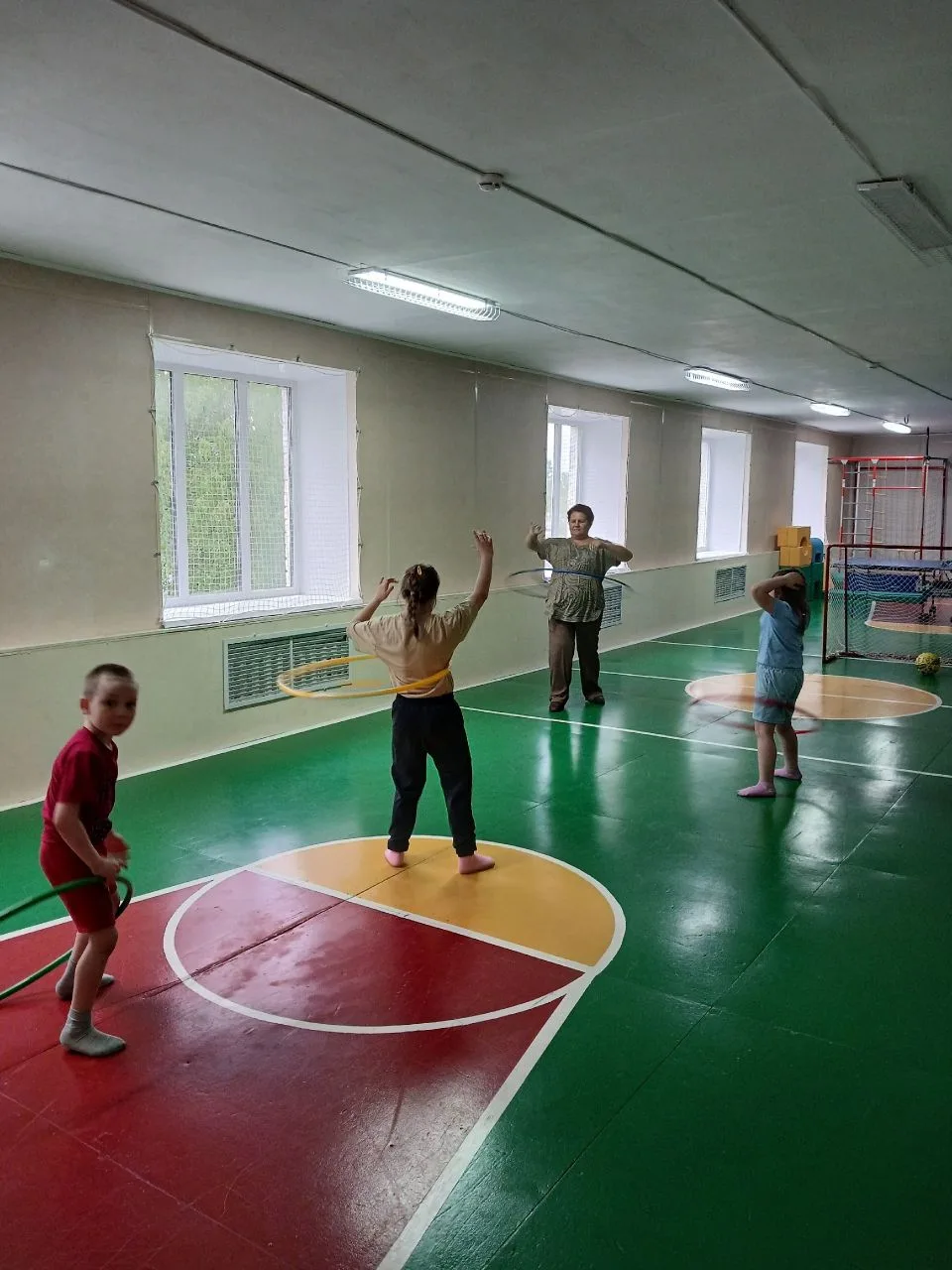 ЗОЖ — это круто: в Плесецком ЦССУ устроили весёлую эстафету с обручами