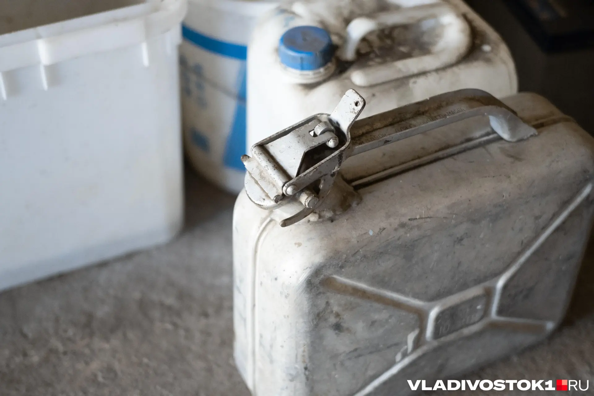 Ограничения на продажу топлива в канистры уже неделю будоражит сознание приморцев. По словам операто