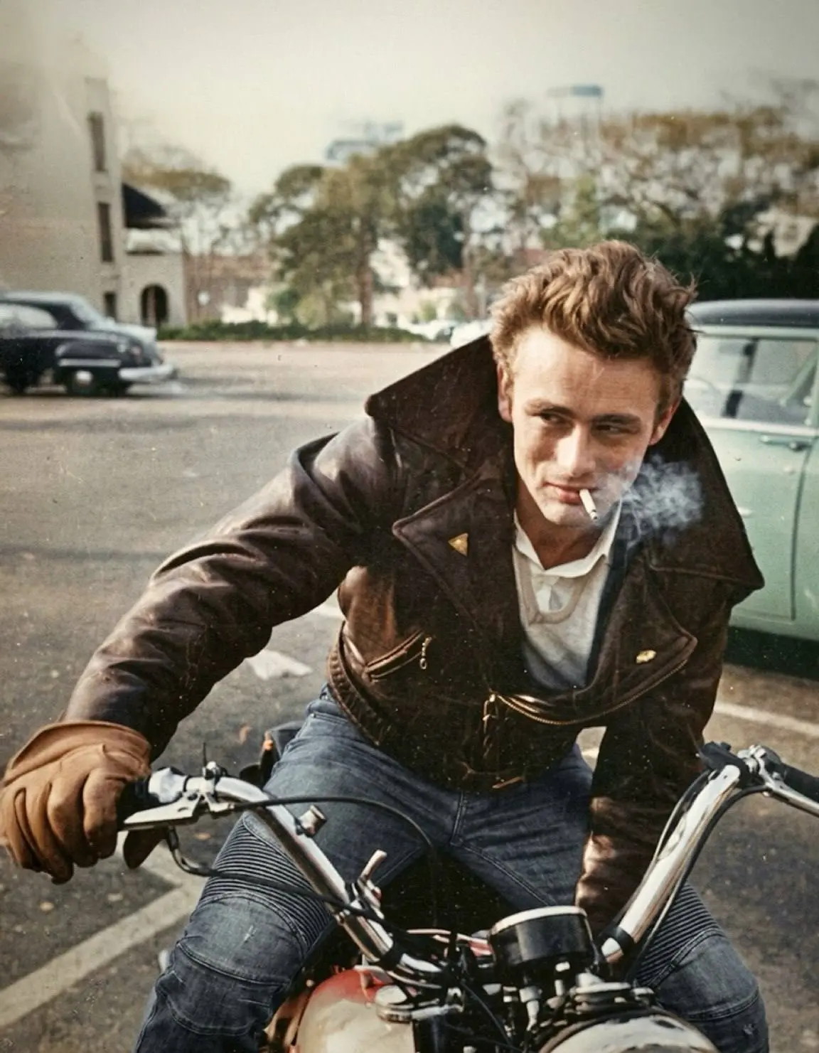 🧳 День рождения мотоцикла и Джеймс Дин на его Triumph в объективе Фила Стерна в 1955 г...