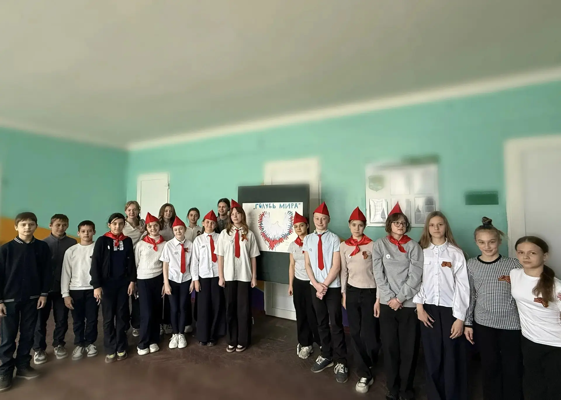🕊️Учащиеся 6-В класса совместно с отрядом ЮИД «Помощники ГАИ» приняли участие в акции «Голубь мира».