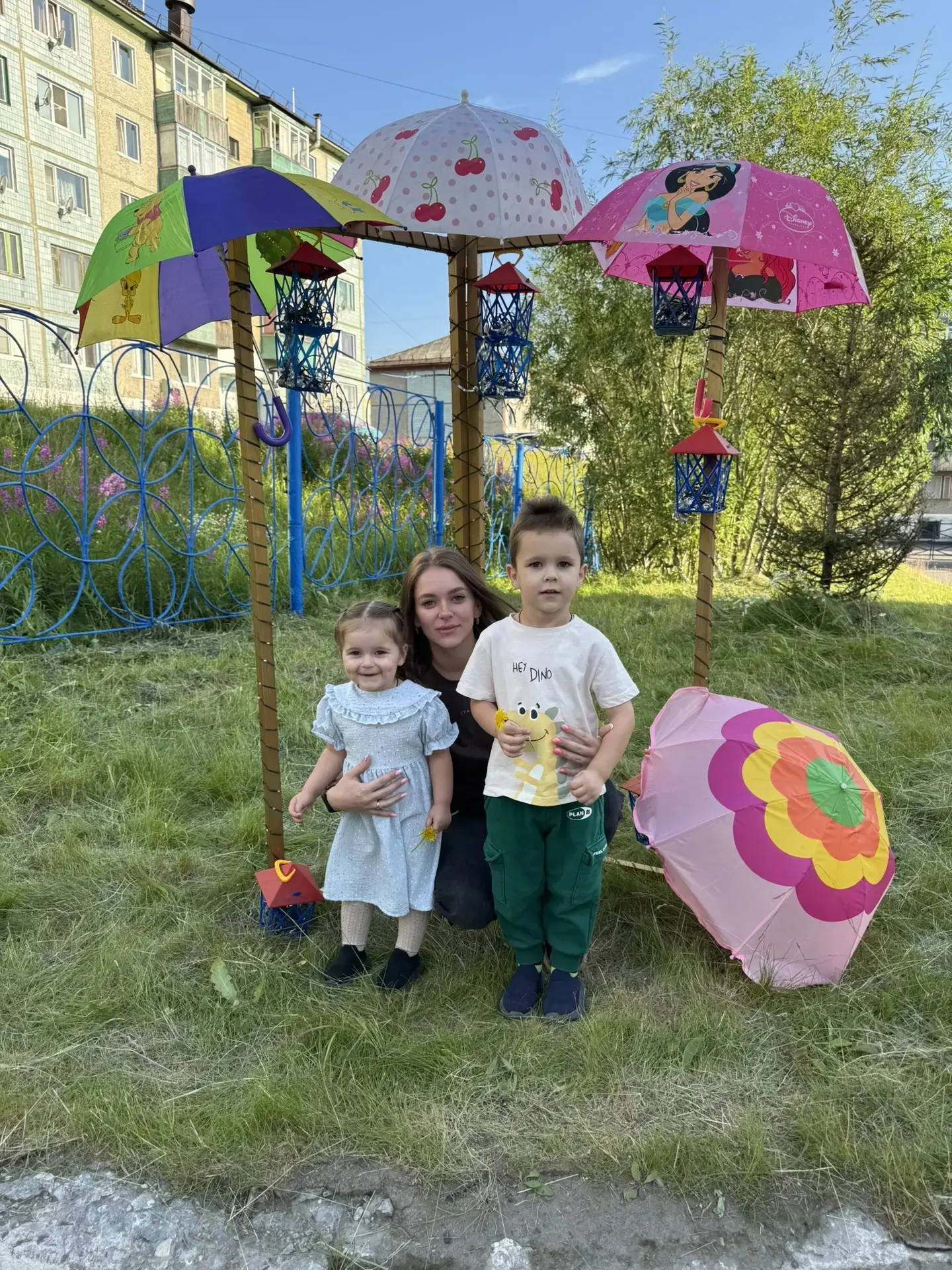 "Под зонтом Единства"

Мы продолжаем серию фото «По зонтом Единства» в уютной фотозоне, которая расп