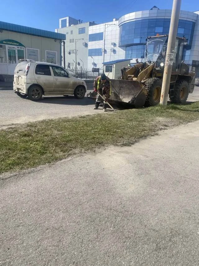 Город день за днем ⁣ 18 мая 2026 года ⁣ Спецтехника и бригады ручного труда продолжают выполнять ком