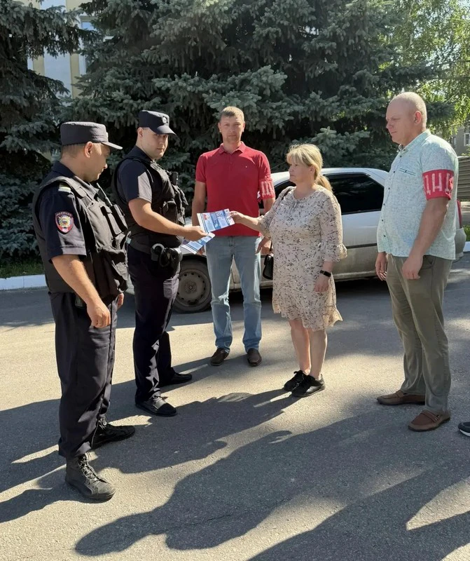 Полицейские и дружинники напомнили жителям Аркадака о правилах общения с незнакомцами 
Сотрудники МО