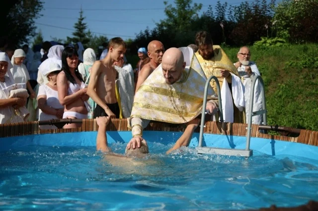 В поселке Станционный-Полевской прошло традиционное массовое крещение

В день памяти князя Владимира